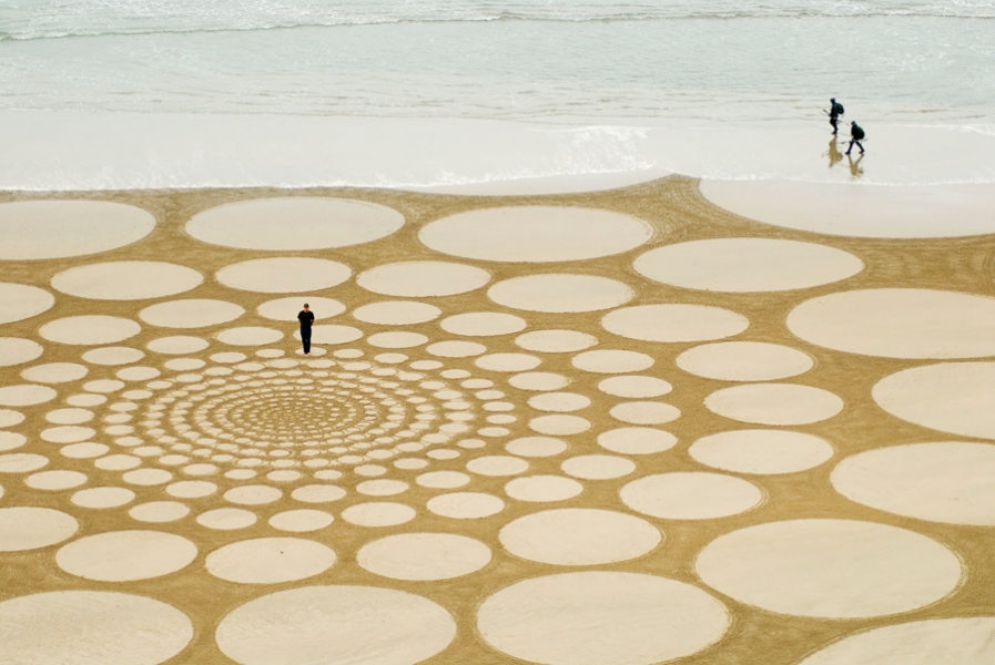 https://www.jimdenevan.com/files/gimgs/th-25_023-sand1-jimandspiralwithfisherman.jpg